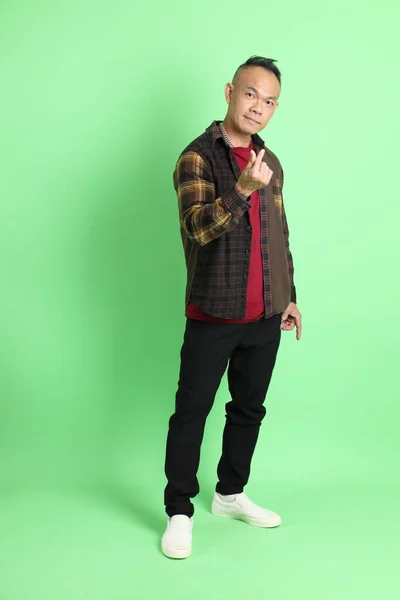 Homem Asiático Adulto Dos Anos Com Camisa Xadrez Fundo Verde — Fotografia de Stock