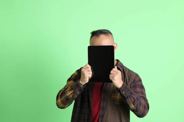 40Άρης Ασιάτης Άνδρας Καρό Πουκάμισο Στέκεται Στο Πράσινο Φόντο — Φωτογραφία Αρχείου