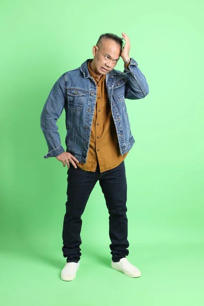 Gli Anni Uomo Asiatico Adulto Con Camicia Jeans Piedi Sullo — Foto Stock