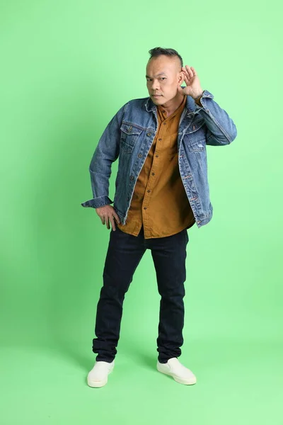 Anos Adulto Asiático Homem Com Jeans Camisa Sobre Fundo Verde — Fotografia de Stock