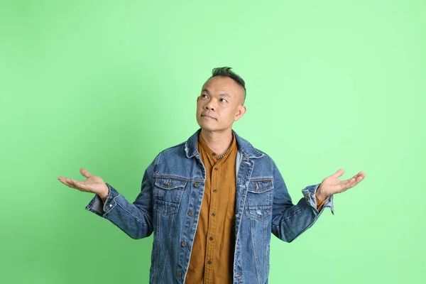 40S Dospělý Asijský Muž Džínovou Košilí Stojící Zeleném Pozadí — Stock fotografie