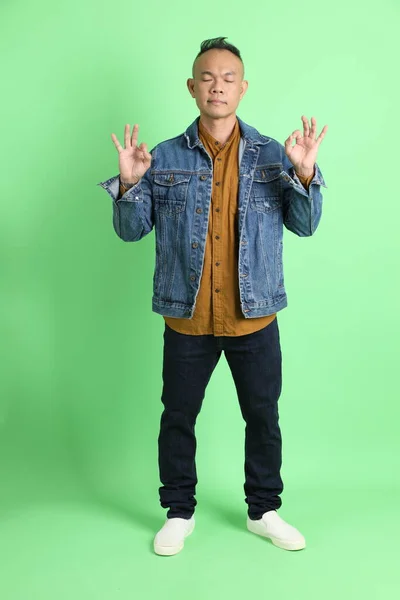 Der Erwachsene Asiatische Mann Den Vierzigern Mit Jeanshemd Auf Grünem — Stockfoto