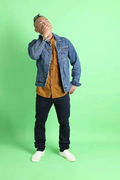 Der Erwachsene Asiatische Mann Den Vierzigern Mit Jeanshemd Auf Grünem — Stockfoto