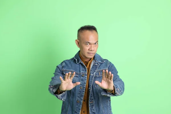 Jaren Volwassen Aziatische Man Met Jean Shirt Staan Groene Achtergrond — Stockfoto