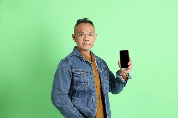 40Χρονος Ασιάτης Τζιν Πουκάμισο Στέκεται Στο Πράσινο Φόντο — Φωτογραφία Αρχείου
