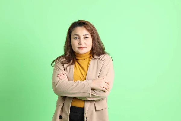 Взрослая Азиатская Деловая Женщина Стоящая Зеленом Фоне — стоковое фото