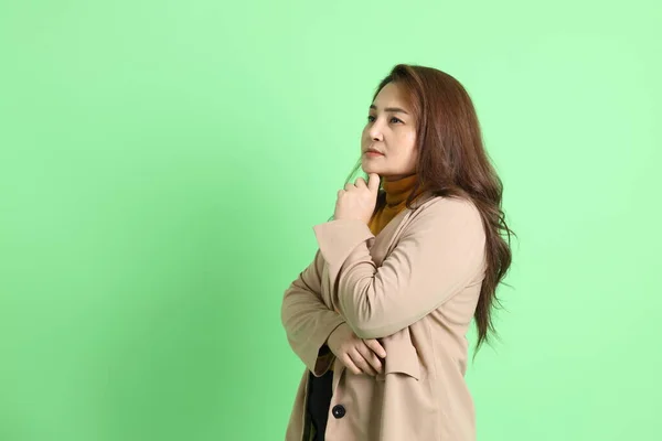 Die Erwachsene Asiatische Geschäftsfrau Steht Auf Dem Grünen Hintergrund — Stockfoto
