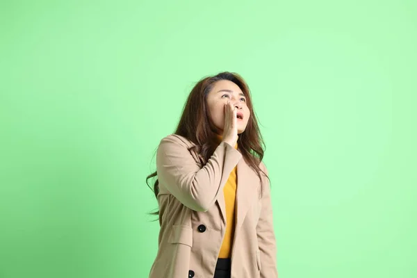 Dorosła Azjatycka Kobieta Biznesu Stojąca Zielonym Tle — Zdjęcie stockowe