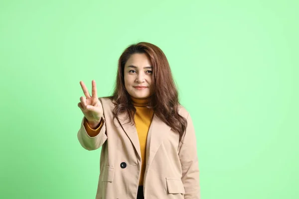 Взрослая Азиатская Деловая Женщина Стоящая Зеленом Фоне — стоковое фото