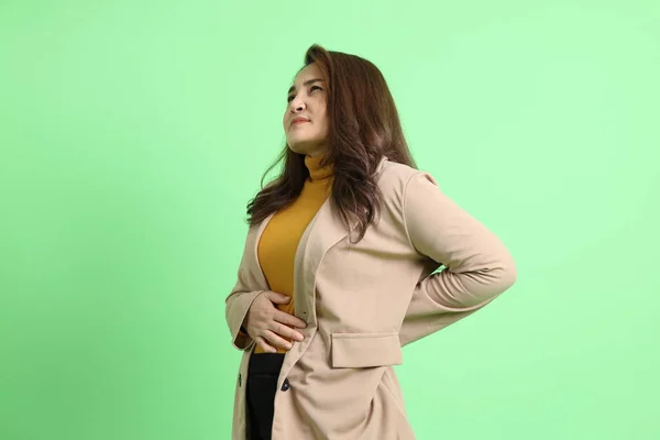 Den Vuxna Asiatiska Affärskvinna Står Den Gröna Bakgrunden — Stockfoto
