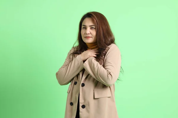 Mujer Negocios Asiática Adulta Pie Sobre Fondo Verde —  Fotos de Stock