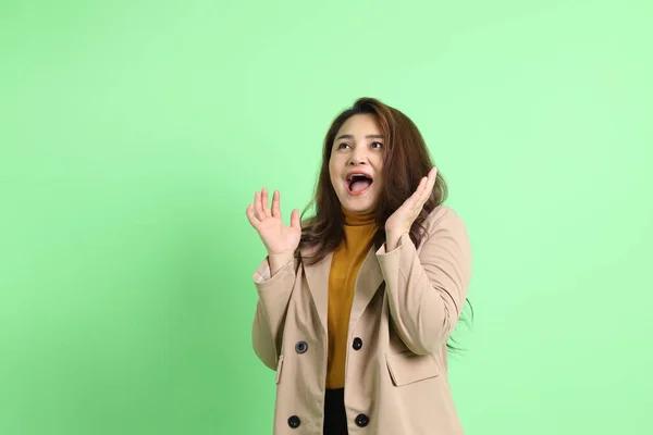 Den Vuxna Asiatiska Affärskvinna Står Den Gröna Bakgrunden — Stockfoto