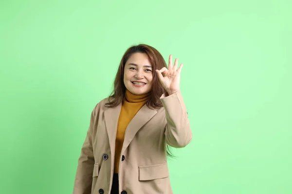 Mulher Negócios Asiática Adulta Fundo Verde — Fotografia de Stock