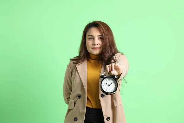 Dospělá Asijská Obchodní Žena Stojící Zeleném Pozadí — Stock fotografie
