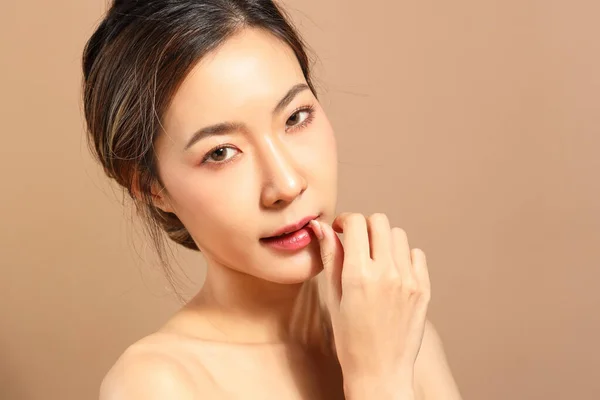 Den Vackra Asiatiska Kvinnan Visar Hud Med Gul Bakgrund — Stockfoto
