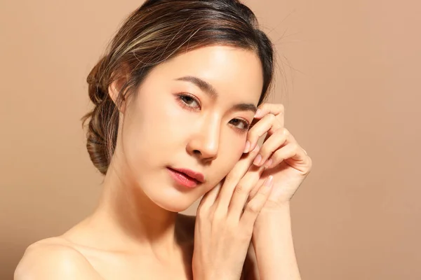 Den Vackra Asiatiska Kvinnan Visar Hud Med Gul Bakgrund — Stockfoto
