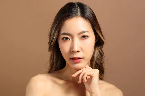 Den Vackra Asiatiska Kvinnan Visar Hud Med Brun Bakgrund Håller — Stockfoto
