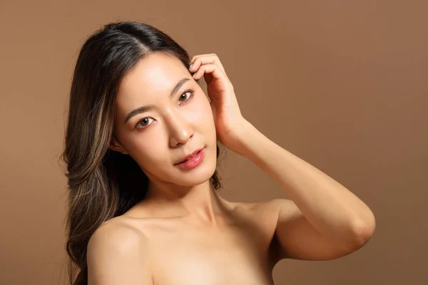 Den Vackra Asiatiska Kvinnan Visar Hud Med Brun Bakgrund Håller — Stockfoto