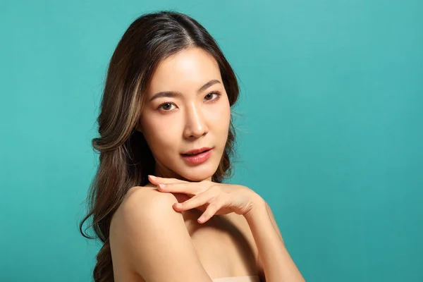 Beautiful Asian Woman Showing Skin Green Backgroun — Stockfoto