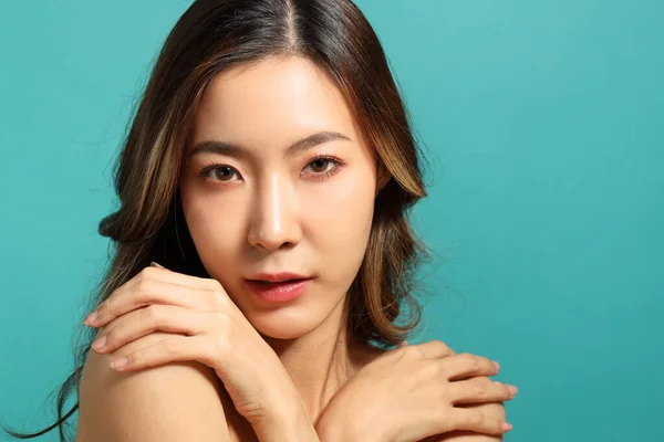 Den Vackra Asiatiska Kvinnan Visar Hud Med Grön Bakgrund — Stockfoto