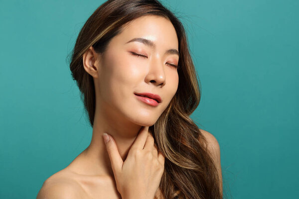 Красивая азиатка с зеленой спиной.