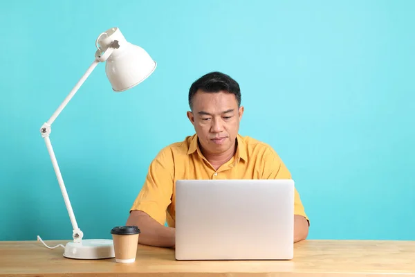 Jaren Volwassen Aziatische Man Met Geel Shirt Zit Aan Het — Stockfoto