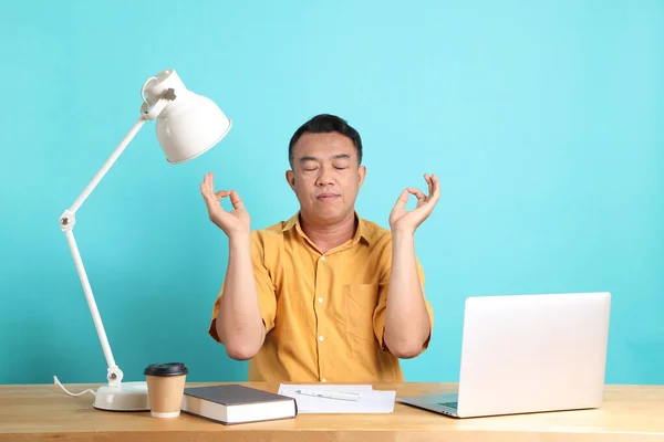 Talet Vuxen Asiatisk Man Med Gul Skjorta Sitter Vid Skrivbordet — Stockfoto