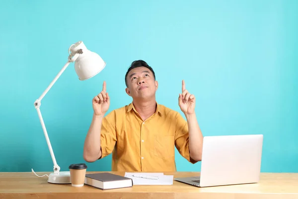Talet Vuxen Asiatisk Man Med Gul Skjorta Sitter Vid Skrivbordet — Stockfoto