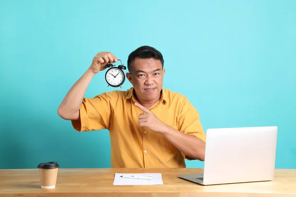 Dospělý Asijský Muž 40S Žlutou Košilí Sedí Stole Modrým Pozadím — Stock fotografie