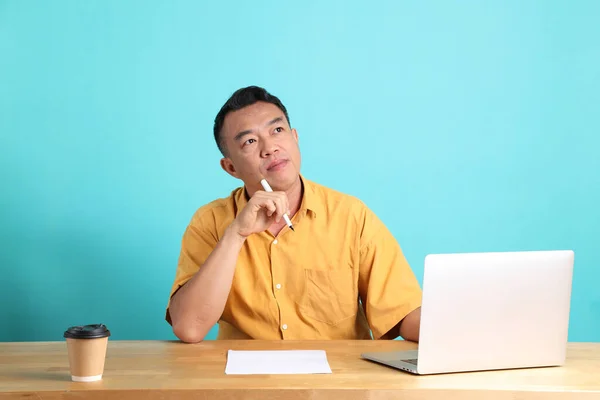 Jaren Volwassen Aziatische Man Met Geel Shirt Zit Aan Het — Stockfoto