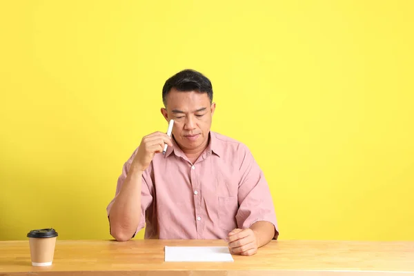 Talet Vuxen Asiatisk Man Med Rosa Skjorta Sitter Vid Skrivbordet — Stockfoto