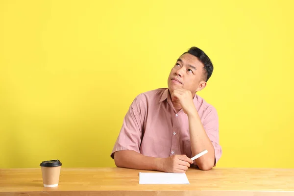 Homem Asiático Adulto Dos Anos Com Camisa Rosa Sentada Mesa — Fotografia de Stock