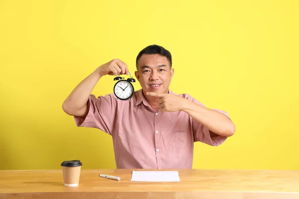 Homem Asiático Adulto Dos Anos Com Camisa Rosa Sentada Mesa — Fotografia de Stock