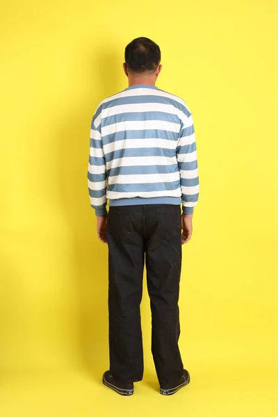Ενήλικες Ασιάτης Στέκεται Στο Κίτρινο Φόντο — Φωτογραφία Αρχείου