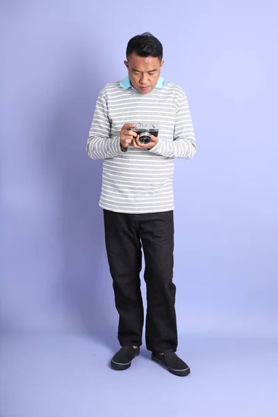 紫の背景に立つ40代のアジア系成人男性 — ストック写真