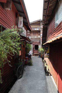 Bangkok, Tayland - 4 Mart 2023 Hua Takhe Market, Hua Takhe Market, nehir kenarındaki eski tarz evlerle dolu.