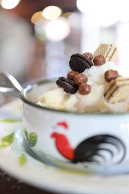 Thai tatlı tatlı ve buzlu Thai geleneksel kasesinde servis edilir..