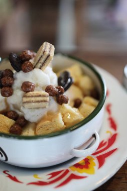 Thai tatlı tatlı ve buzlu Thai geleneksel kasesinde servis edilir..