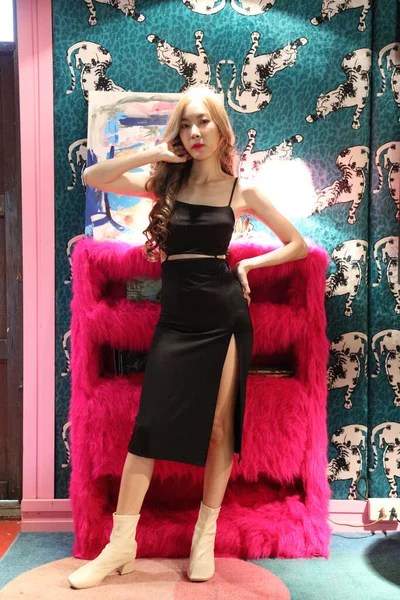 Красивая Азиатская Женщина Сексуальной Одет Позируя Красочной Модной Комнате — стоковое фото