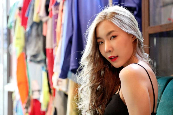 Den Vackra Asiatiska Kvinnan Med Sexig Klädd Poserar Den Färgglada — Stockfoto