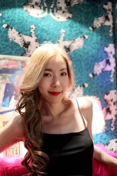 Mooie Aziatische Vrouw Met Sexy Gekleed Poseren Kleurrijke Fancy Kamer — Stockfoto