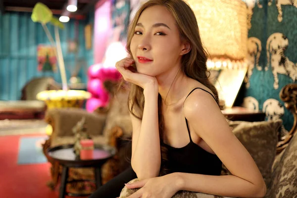 Den Vackra Asiatiska Kvinnan Med Sexig Klädd Poserar Den Färgglada — Stockfoto