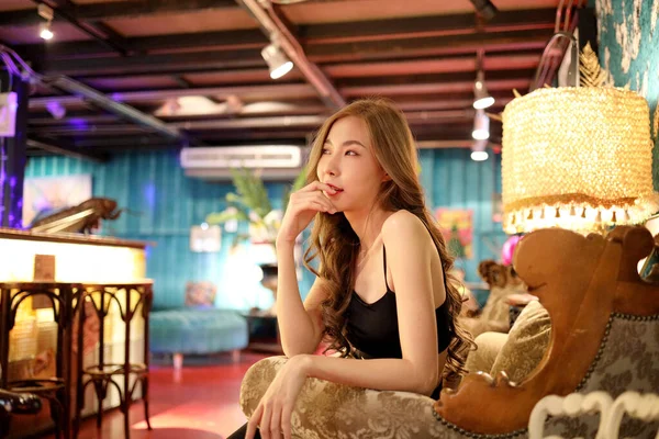 Красивая Азиатская Женщина Сексуальной Одет Позируя Красочной Модной Комнате — стоковое фото