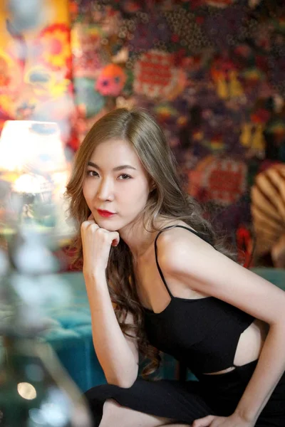 Piękna Azjatka Seksownie Ubraną Pozującą Kolorowym Fantazyjnym Pokoju — Zdjęcie stockowe
