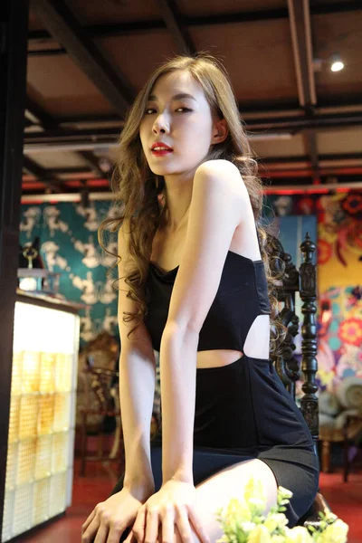 Mooie Aziatische Vrouw Met Sexy Gekleed Poseren Kleurrijke Fancy Kamer — Stockfoto