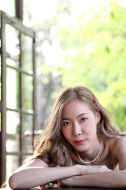 Sevimli Asyalı kadın evde poz verirken rahatlıyor..