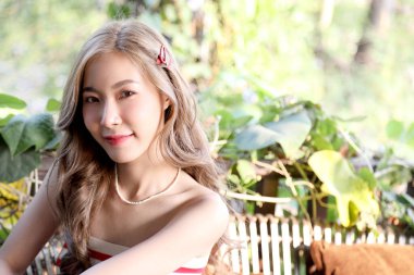 Sevimli Asyalı kadın evde poz verirken rahatlıyor..