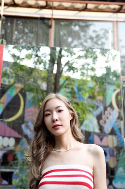 Şehir simgesi pazarında poz veren sevimli Asyalı kız..