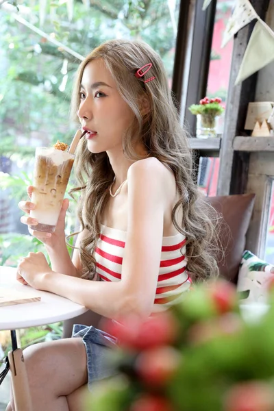 Den Söta Asiatiska Kvinnan Som Äter Dessert Kaféet — Stockfoto