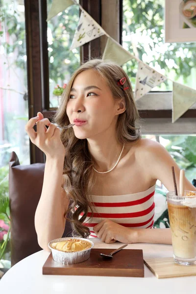 Den Söta Asiatiska Kvinnan Som Äter Dessert Kaféet — Stockfoto